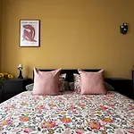 Bed & Breakfast Extralarge Queen In The Heart Of With Balcony