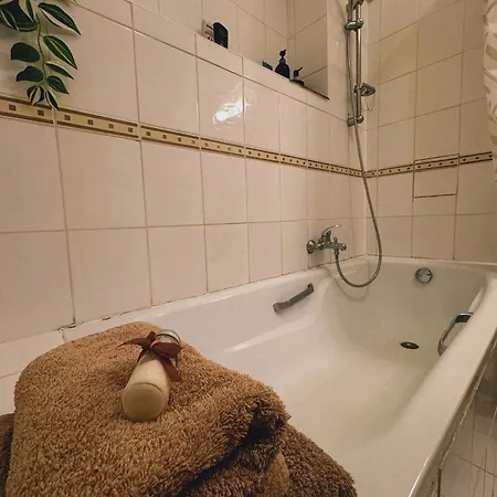 Bed & Breakfast Extralarge Queen In The Heart Of With Balcony *