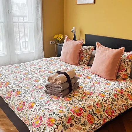 Extralarge Queen In The Heart Of With Balcony Bed and breakfast