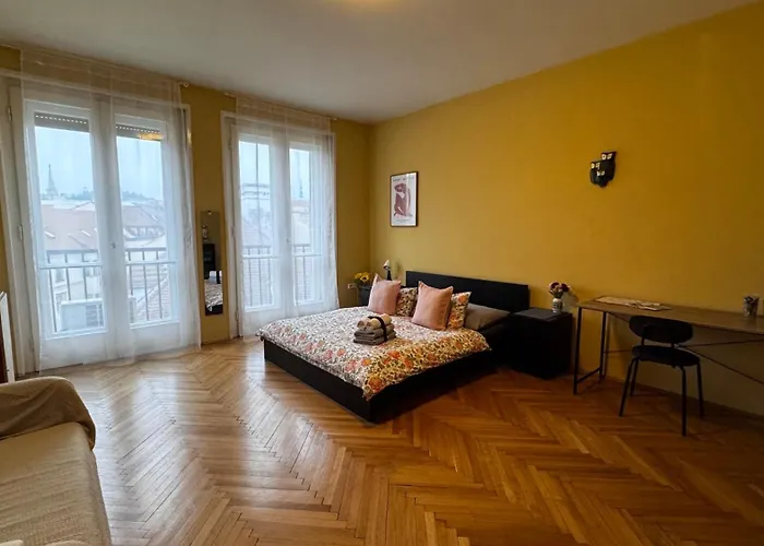 Extralarge Queen In The Heart Of With Balcony