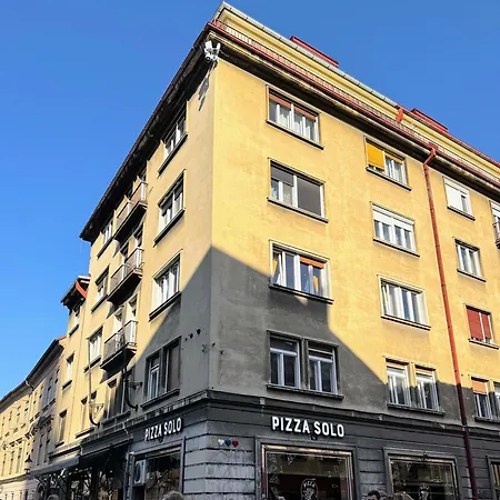 B&B Extralarge Queen In The Heart Of With Balcony 브라티슬라바